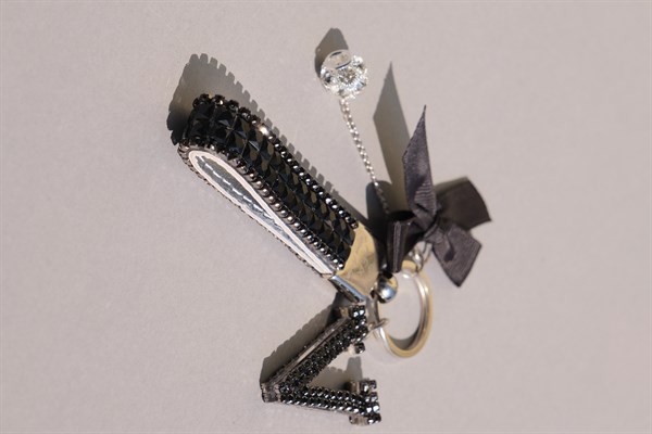 Siyah Bagetli Anahtarlık & Siyah V Harf & Gümüş Minik Top & Siyah Kurdela