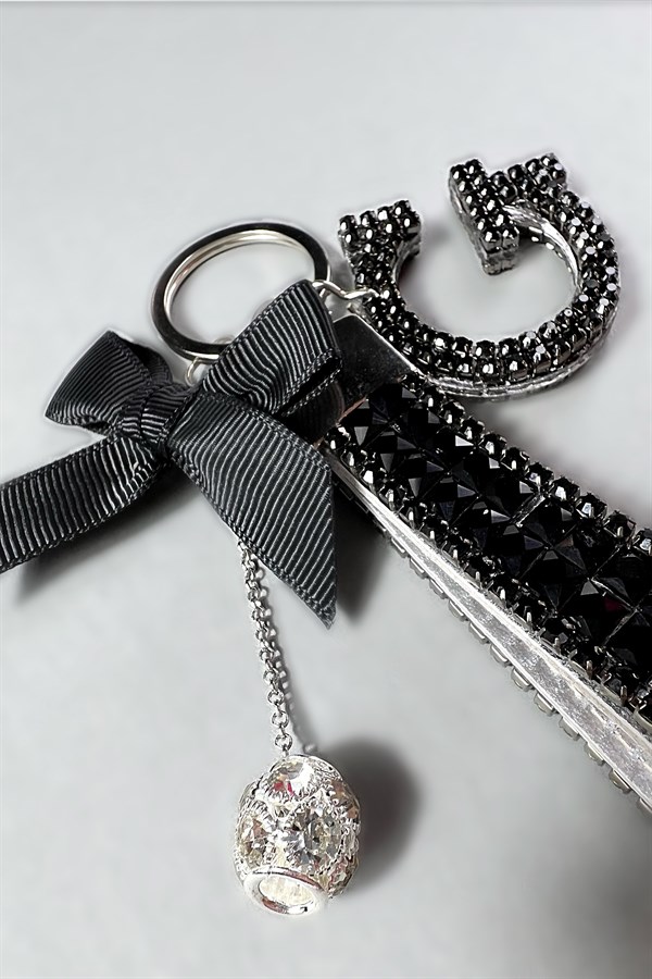 Siyah Bagetli Anahtarlık & Siyah G Harf & Gümüş Minik Top & Siyah Kurdela